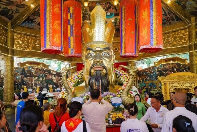 Ho Chi Minh City: Thousands of people offer incense on Hung Kings' Commemoration Day Ho Chi Minh City: Thousands of people offer incense on Hung Kings' Commemoration Day