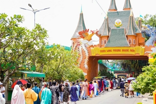 Ho Chi Minh City: Thousands of people offer incense on Hung Kings' Commemoration Day