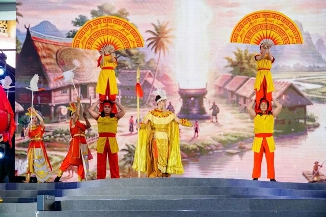 Ho Chi Minh City: Thousands of people offer incense on Hung Kings' Commemoration Day