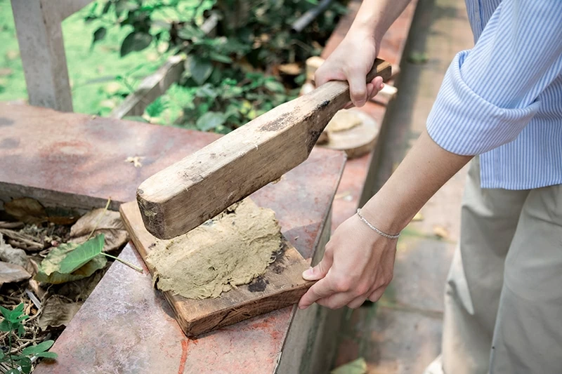 Soft jute fibres, pounded and kneaded in natural resin, are filtered to create a gossamer-thin yet durable layer of paper.