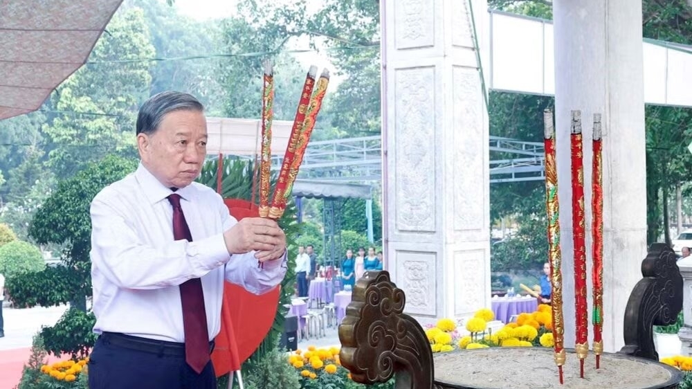General Secretary and President To Lam offers incense at Tan Bien Martyrs' Cemetery