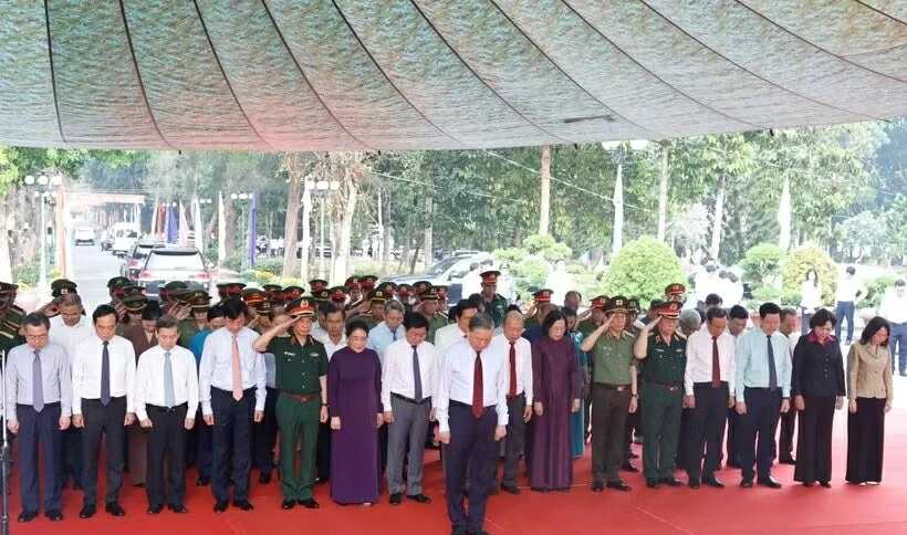 General Secretary and President To Lam offers incense at Tan Bien Martyrs' Cemetery