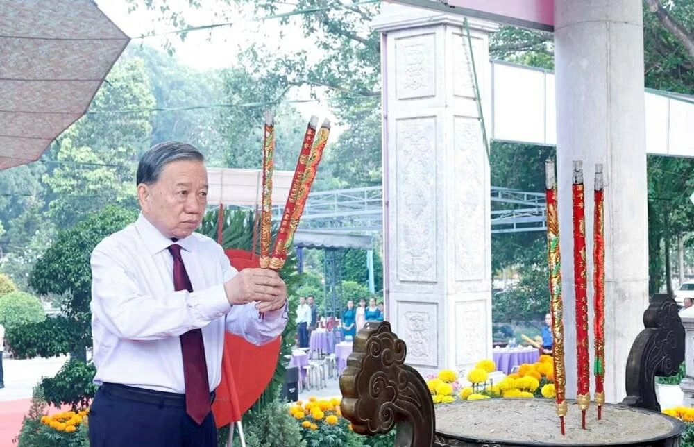 General Secretary and President To Lam offers incense at Tan Bien Martyrs' Cemetery