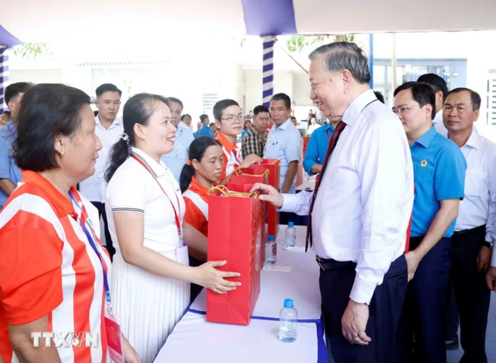 General Secretary and President To Lam visits and encourages workers in Ho Chi Minh City