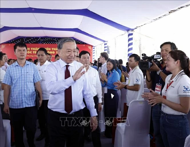 General Secretary and President To Lam visits and encourages workers in Ho Chi Minh City