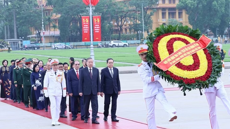 Party, State leaders pay tribute to President Ho Chi Minh on 51st anniversary of National Reunification