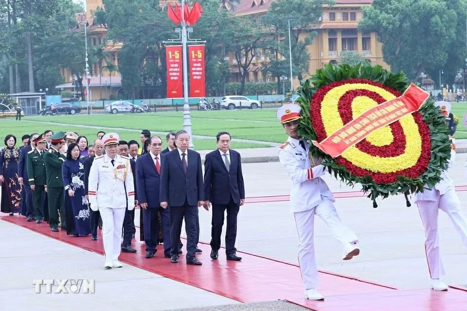 Party, State leaders pay tribute to President Ho Chi Minh on 51st anniversary of National Reunification Party, State leaders pay tribute to President Ho Chi Minh on 51st anniversary of National Reunification