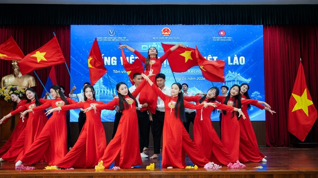 Forum 'Vietnamese Language - Vietnam-Laos Bridge': Preserving roots, strengthening solidarity, spreading friendship