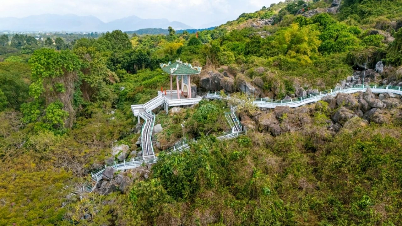 Vẻ đẹp chân phương theo năm tháng dù đã trải qua vô vàn đau thương thời chiến. Vẻ đẹp chân phương theo năm tháng dù đã trải qua vô vàn đau thương thời chiến.