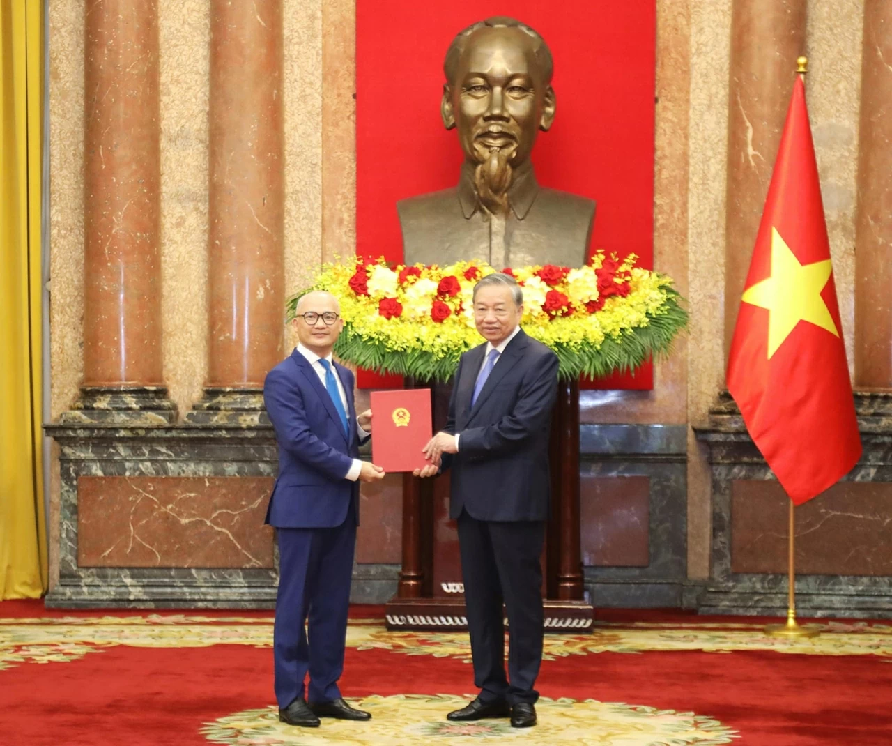 General Secretary, President To Lam presents Appointment Decisions to five Vietnamese Ambassadors General Secretary, President To Lam presents Appointment Decisions to five Vietnamese Ambassadors
