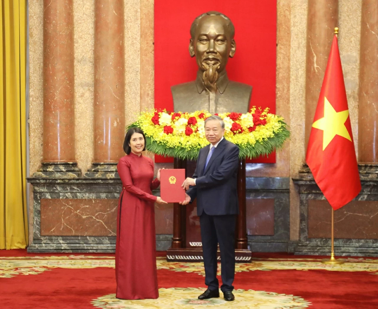 General Secretary, President To Lam presents Appointment Decisions to five Vietnamese Ambassadors General Secretary, President To Lam presents Appointment Decisions to five Vietnamese Ambassadors