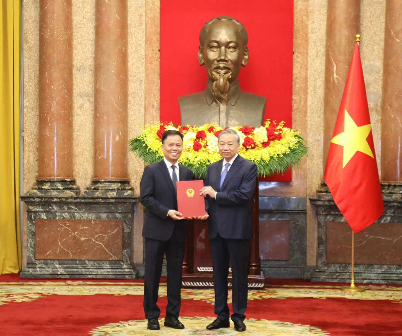 General Secretary, President To Lam presents Appointment Decisions to five Vietnamese Ambassadors General Secretary, President To Lam presents Appointment Decisions to five Vietnamese Ambassadors