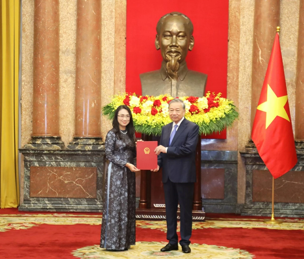 General Secretary, President To Lam presents Appointment Decisions to five Vietnamese Ambassadors General Secretary, President To Lam presents Appointment Decisions to five Vietnamese Ambassadors