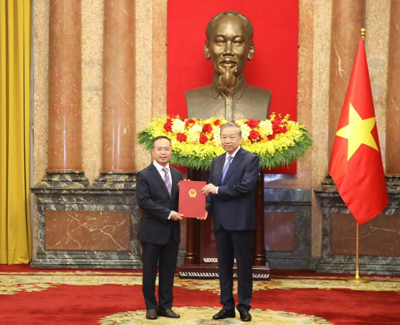 General Secretary, President To Lam presents Appointment Decisions to five Vietnamese Ambassadors General Secretary, President To Lam presents Appointment Decisions to five Vietnamese Ambassadors