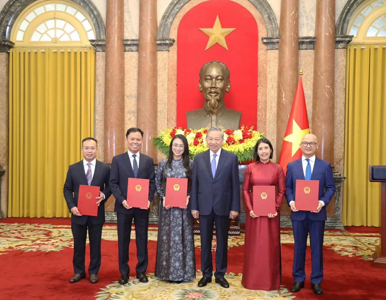 General Secretary, President To Lam presents Appointment Decisions to five Vietnamese Ambassadors