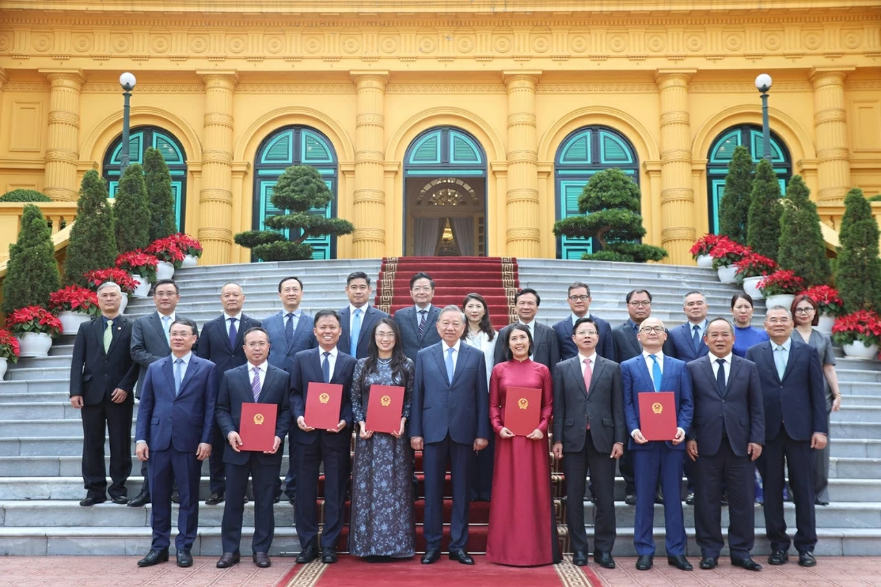 General Secretary, President To Lam presents Appointment Decisions to five Vietnamese Ambassadors General Secretary, President To Lam presents Appointment Decisions to five Vietnamese Ambassadors