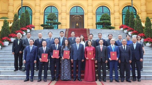 General Secretary, President To Lam presents Appointment Decisions to five Vietnamese Ambassadors