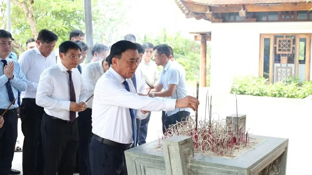 Standing Member of Secretariat Tran Cam Tu offers incense in memory of Heroes and Martyrs in Dien Bien