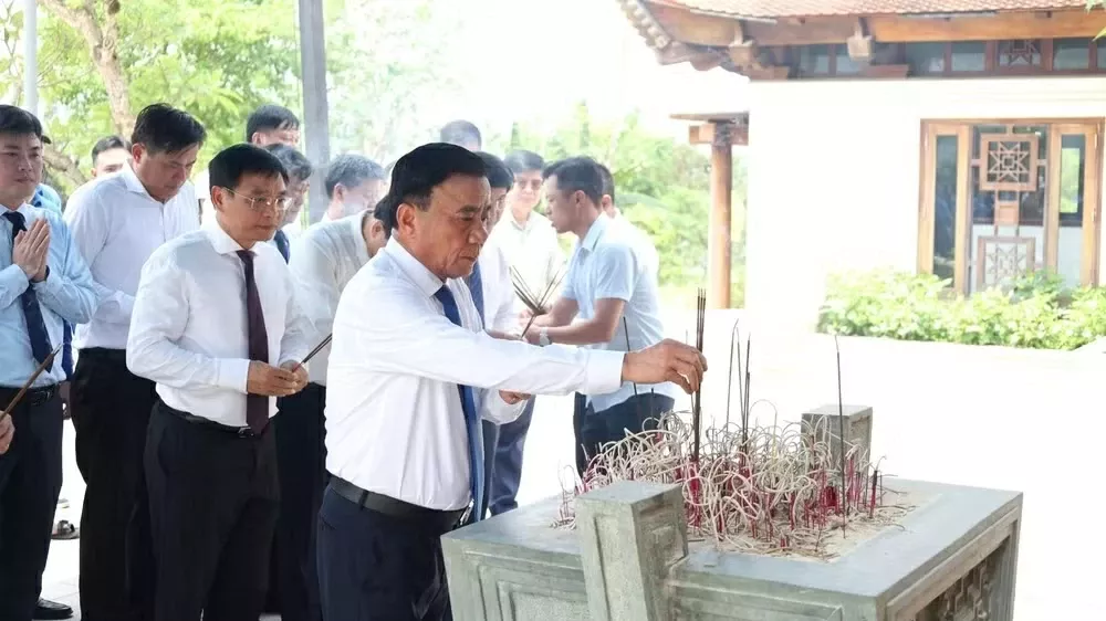 Standing Member of Secretariat Tran Cam Tu offers incense in memory of Heroes and Martyrs in Dien Bien