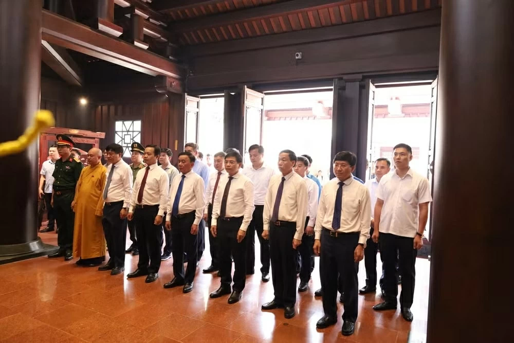 Standing Member of Secretariat Tran Cam Tu offers incense in memory of Heroes and Martyrs in Dien Bien