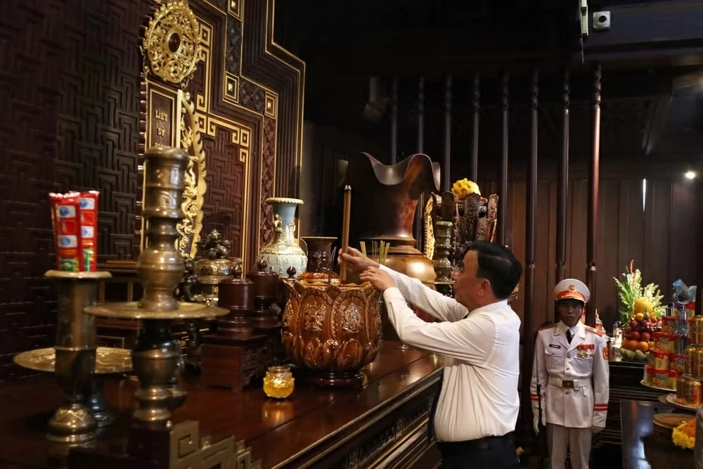 Standing Member of Secretariat Tran Cam Tu offers incense in memory of Heroes and Martyrs in Dien Bien