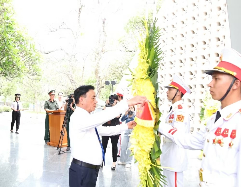 Standing Member of Secretariat Tran Cam Tu offers incense in memory of Heroes and Martyrs in Dien Bien
