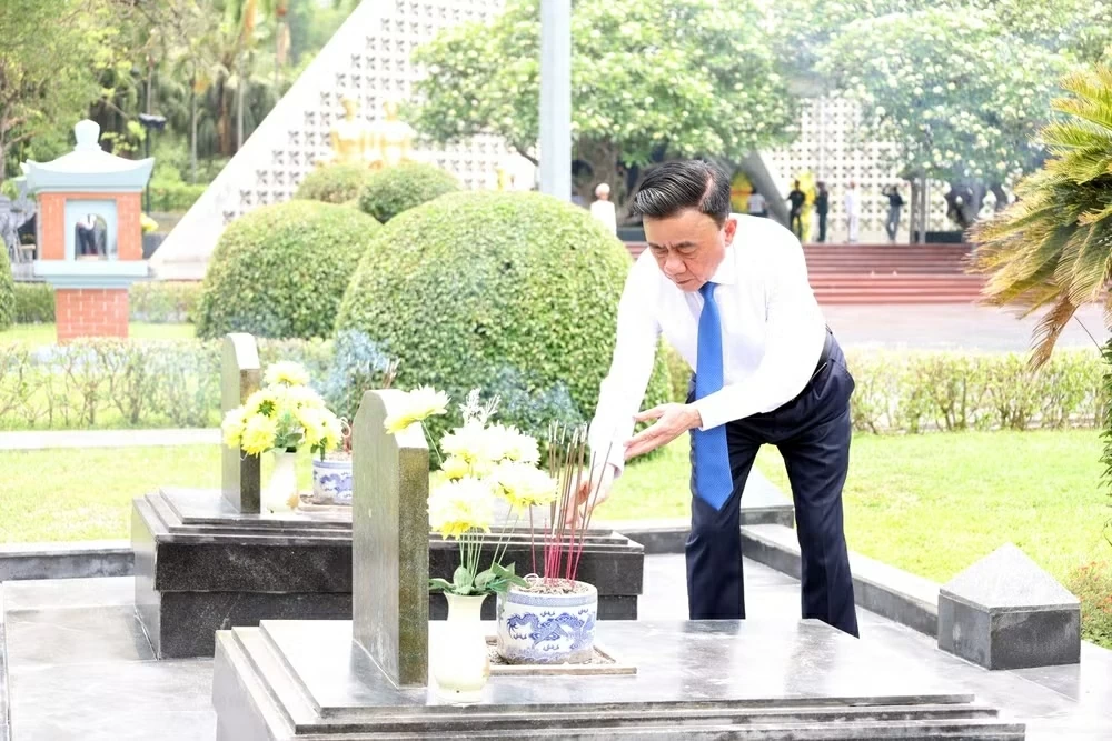 Standing Member of Secretariat Tran Cam Tu offers incense in memory of Heroes and Martyrs in Dien Bien