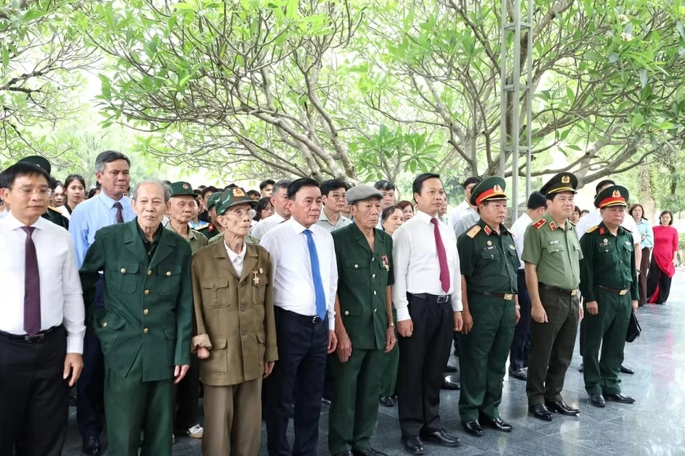 Standing Member of Secretariat Tran Cam Tu offers incense in memory of Heroes and Martyrs in Dien Bien