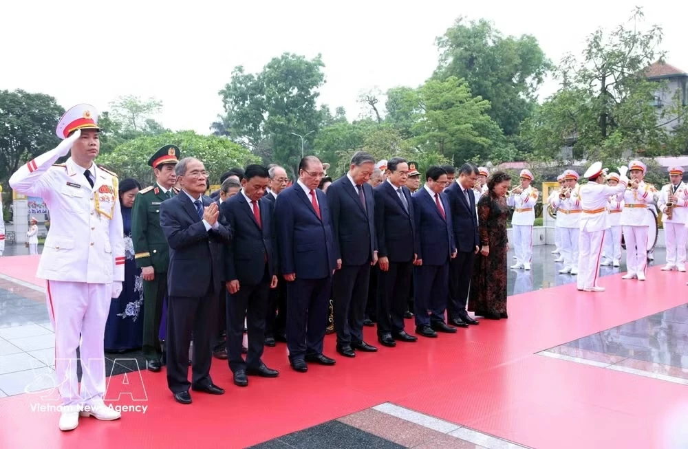 Party, State leaders pay tribute to President Ho Chi Minh on 51st anniversary of National Reunification Party, State leaders pay tribute to President Ho Chi Minh on 51st anniversary of National Reunification
