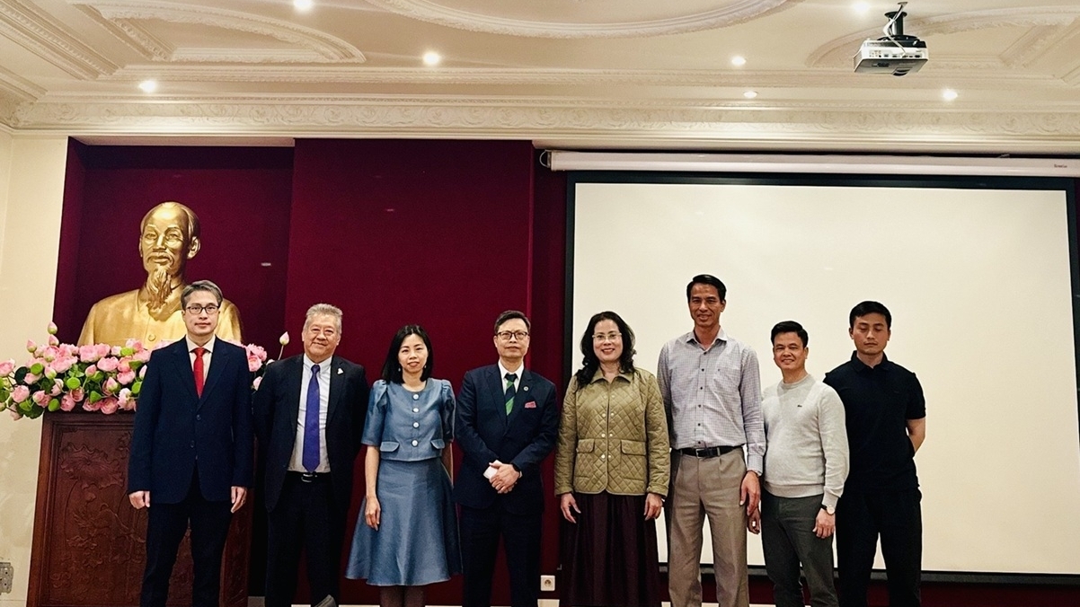 Vietnamese Ambassador to France Trinh Duc Hai welcomes delegation from Hanoi Department of Industry and Trade