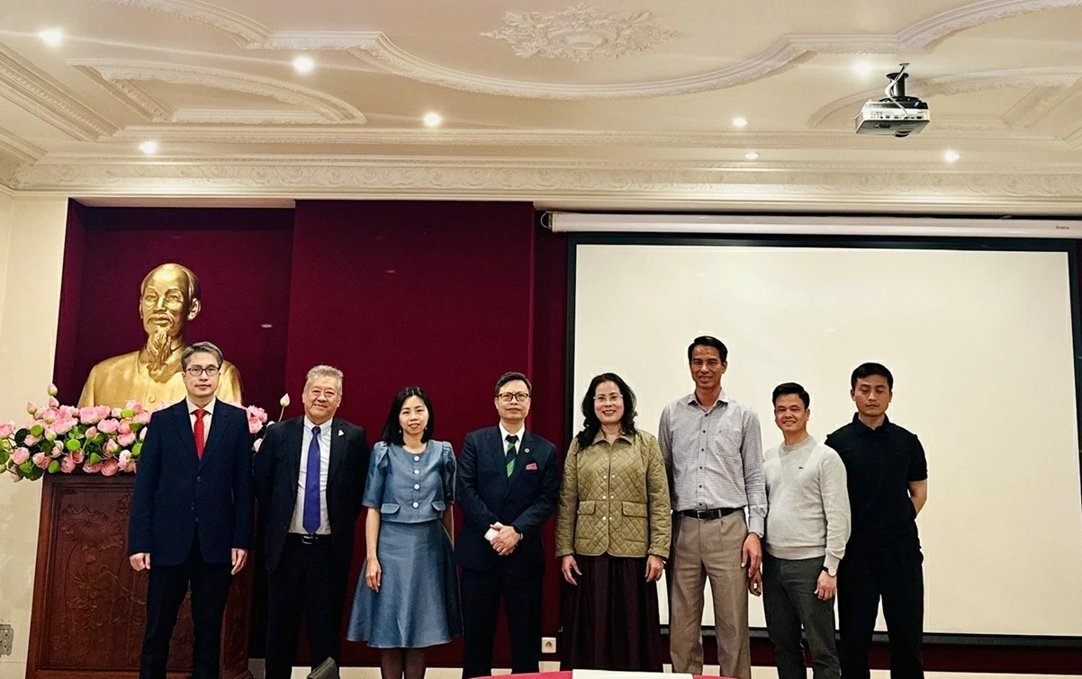 Vietnamese Ambassador to France Trinh Duc Hai welcomes delegation from Hanoi Department of Industry and Trade