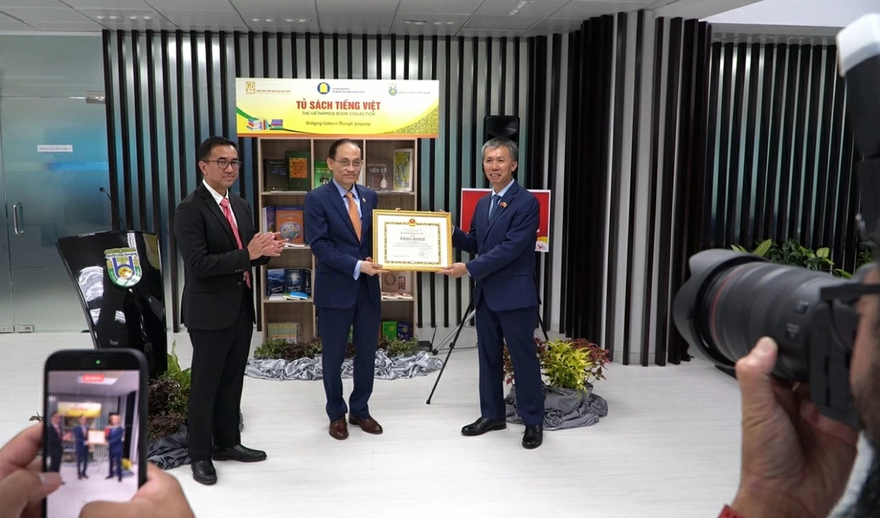 Politburo Member, Foreign Minister Le Hoai Trung donates Vietnamese Book Collection, promotes cultural diplomacy in Brunei