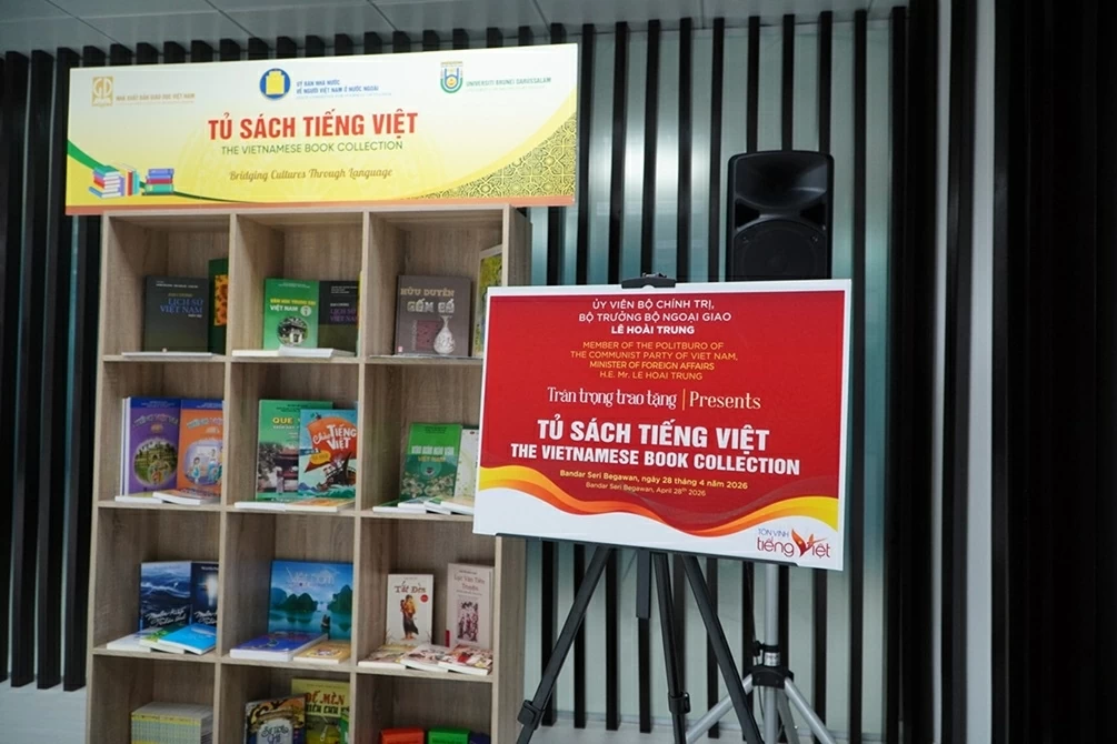 Politburo Member, Foreign Minister Le Hoai Trung donates Vietnamese Book Collection, promotes cultural diplomacy in Brunei
