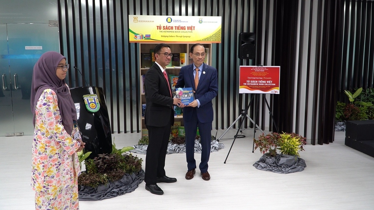 Politburo Member, Foreign Minister Le Hoai Trung donates Vietnamese Book Collection, promotes cultural diplomacy in Brunei