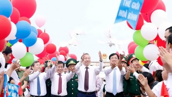 General Secretary, President To Lam attends 'Reunification of the Nation' Flag-Raising ceremony in Quang Tri