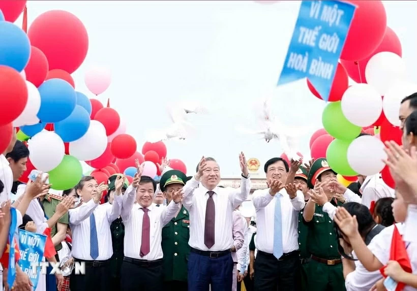 General Secretary, President To Lam attends 'Reunification of the Nation' Flag-Raising ceremony in Quang Tri