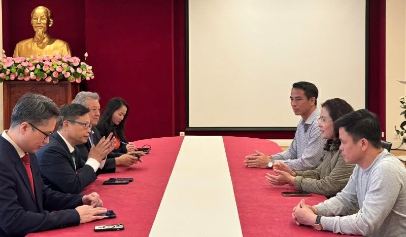 Vietnamese Ambassador to France Trinh Duc Hai welcomes delegation from Hanoi Department of Industry and Trade