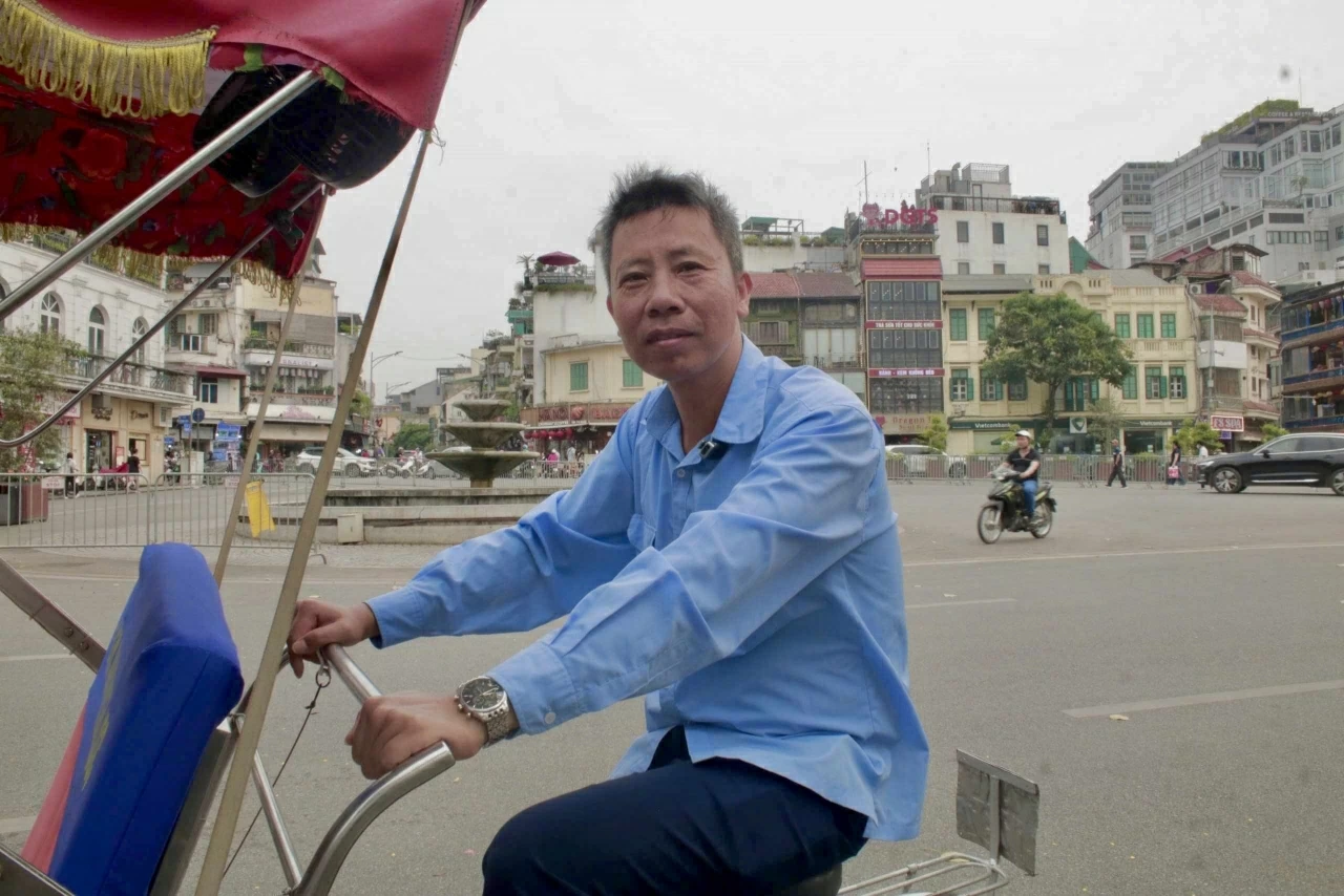 Cyclo 'captivates' international tourists in the heart of Hanoi