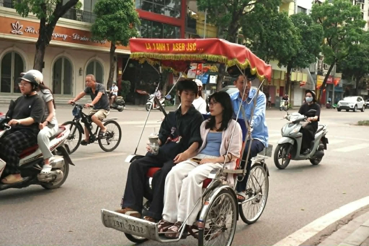 Cyclo 'captivates' international tourists in the heart of Hanoi