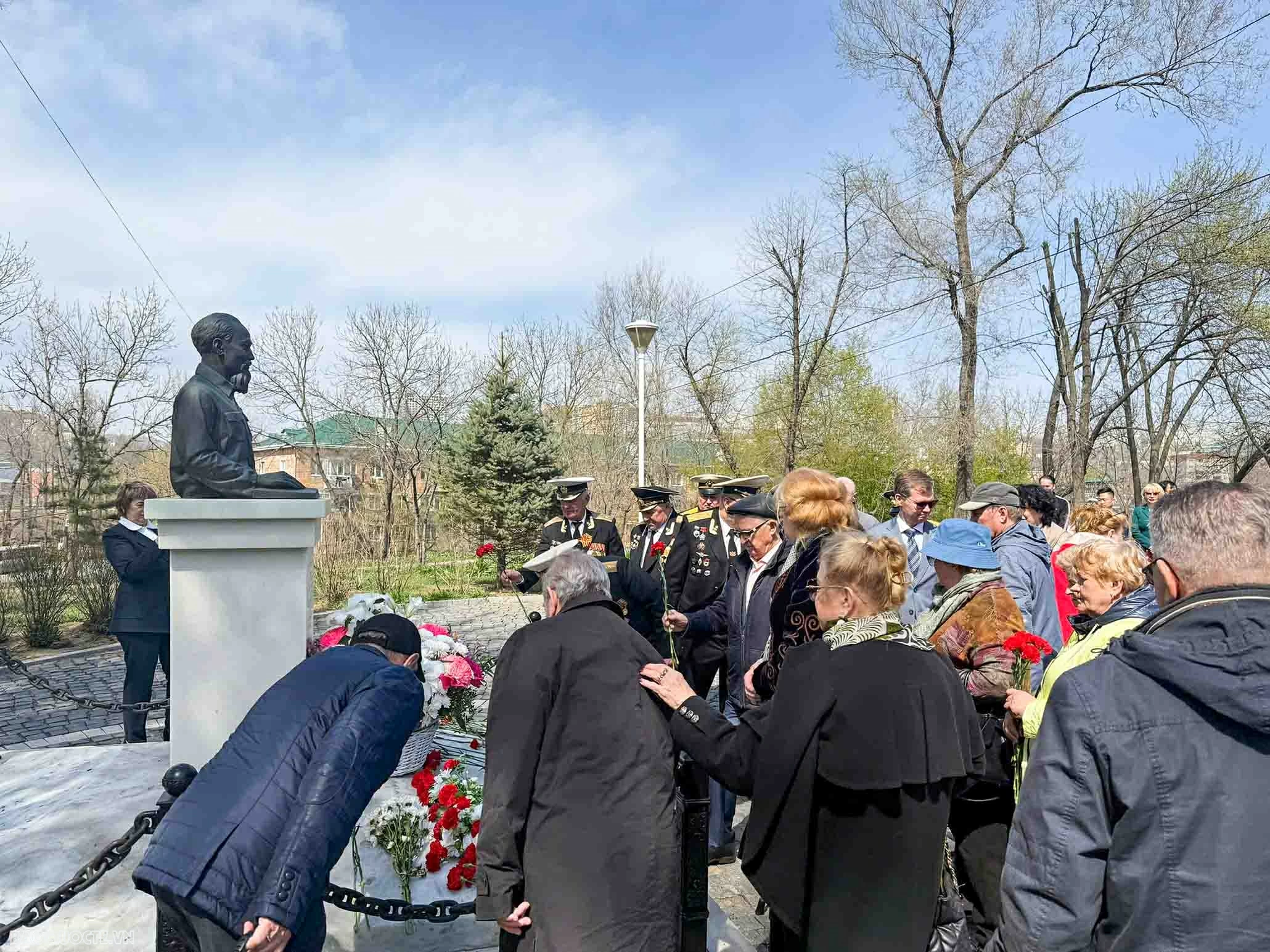 Emotional and proud celebration of the 51st Anniversary of the Liberation of the South in Vladivostok (Russian Federation)