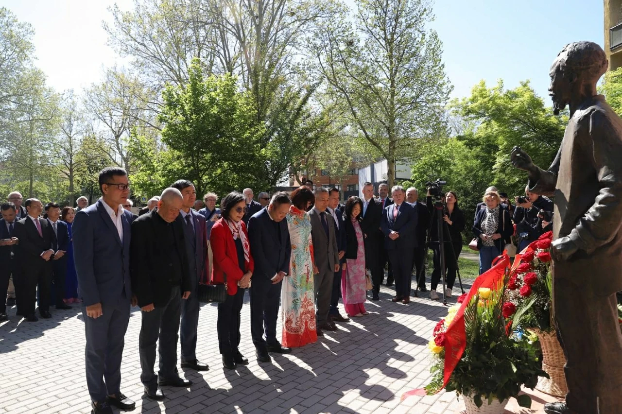 Commemoration of the 136th birth anniversary of President Ho Chi Minh in Hungary: Spreading the ideals of international solidarity