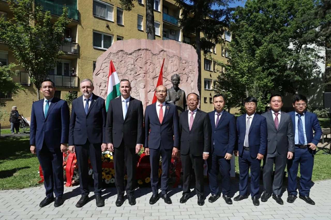 Commemoration of the 136th birth anniversary of President Ho Chi Minh in Hungary: Spreading the ideals of international solidarity