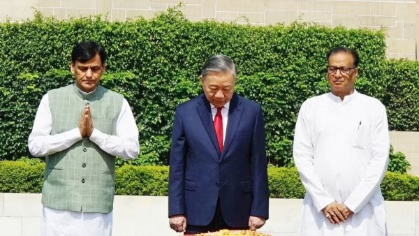 General Secretary, President To Lam pays tribute to Mahatma Gandhi, President Ho Chi Minh in New Delhi