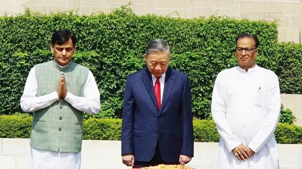 General Secretary, President To Lam pays tribute to Mahatma Gandhi, President Ho Chi Minh in New Delhi