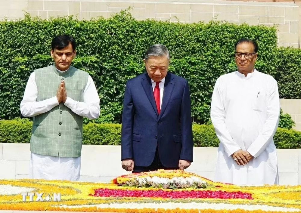 General Secretary, President To Lam pays tribute to Mahatma Gandhi, President Ho Chi Minh in New Delhi