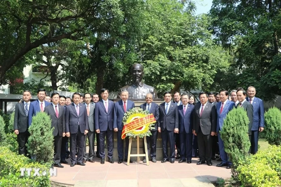 General Secretary, President To Lam pays tribute to Mahatma Gandhi, President Ho Chi Minh in New Delhi