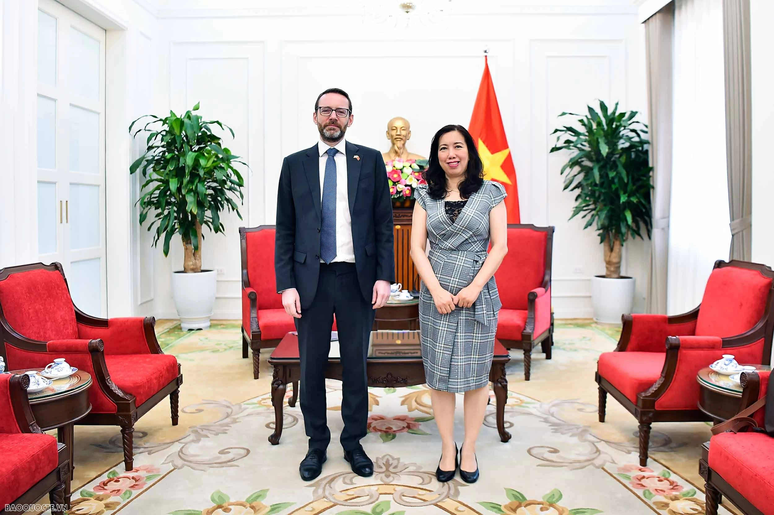 Deputy Foreign Minister Le Thi Thu Hang receives British Ambassador Iain Frew