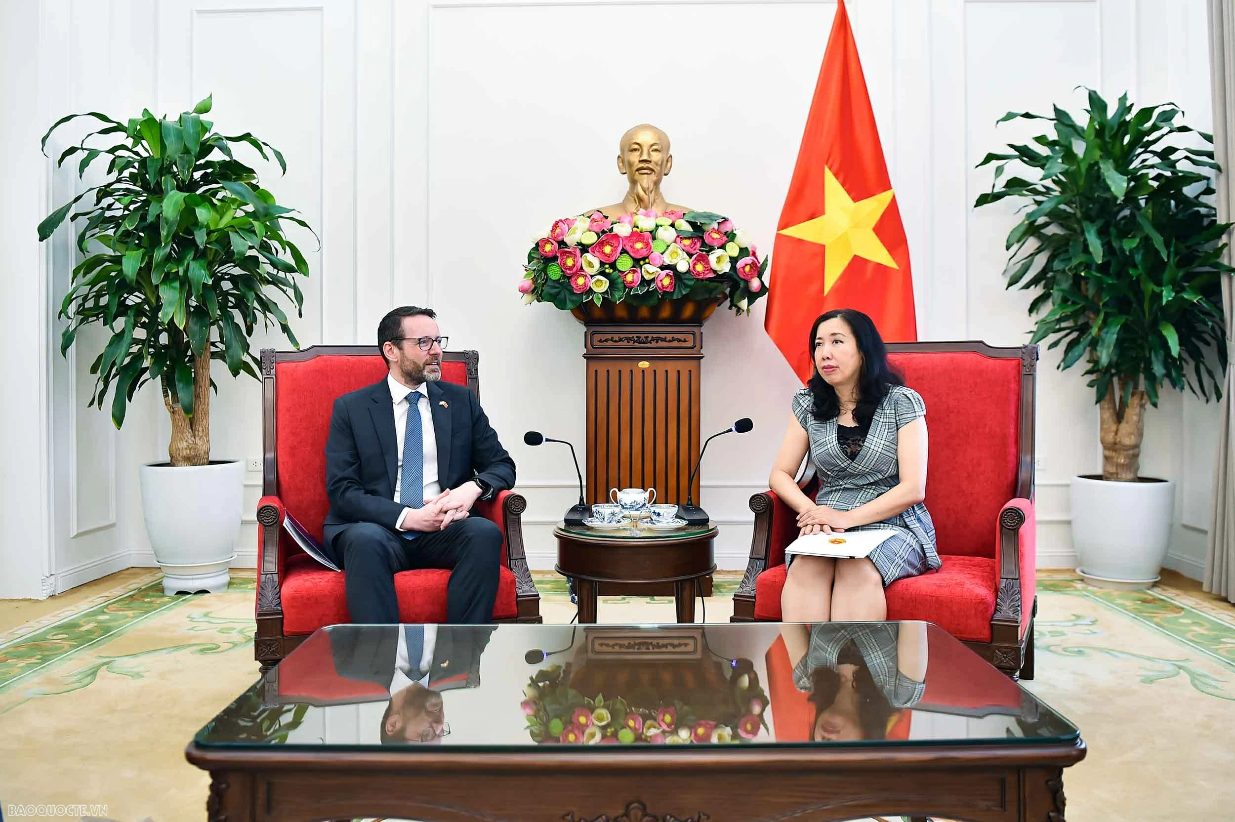 Deputy Foreign Minister Le Thi Thu Hang receives British Ambassador Iain Frew