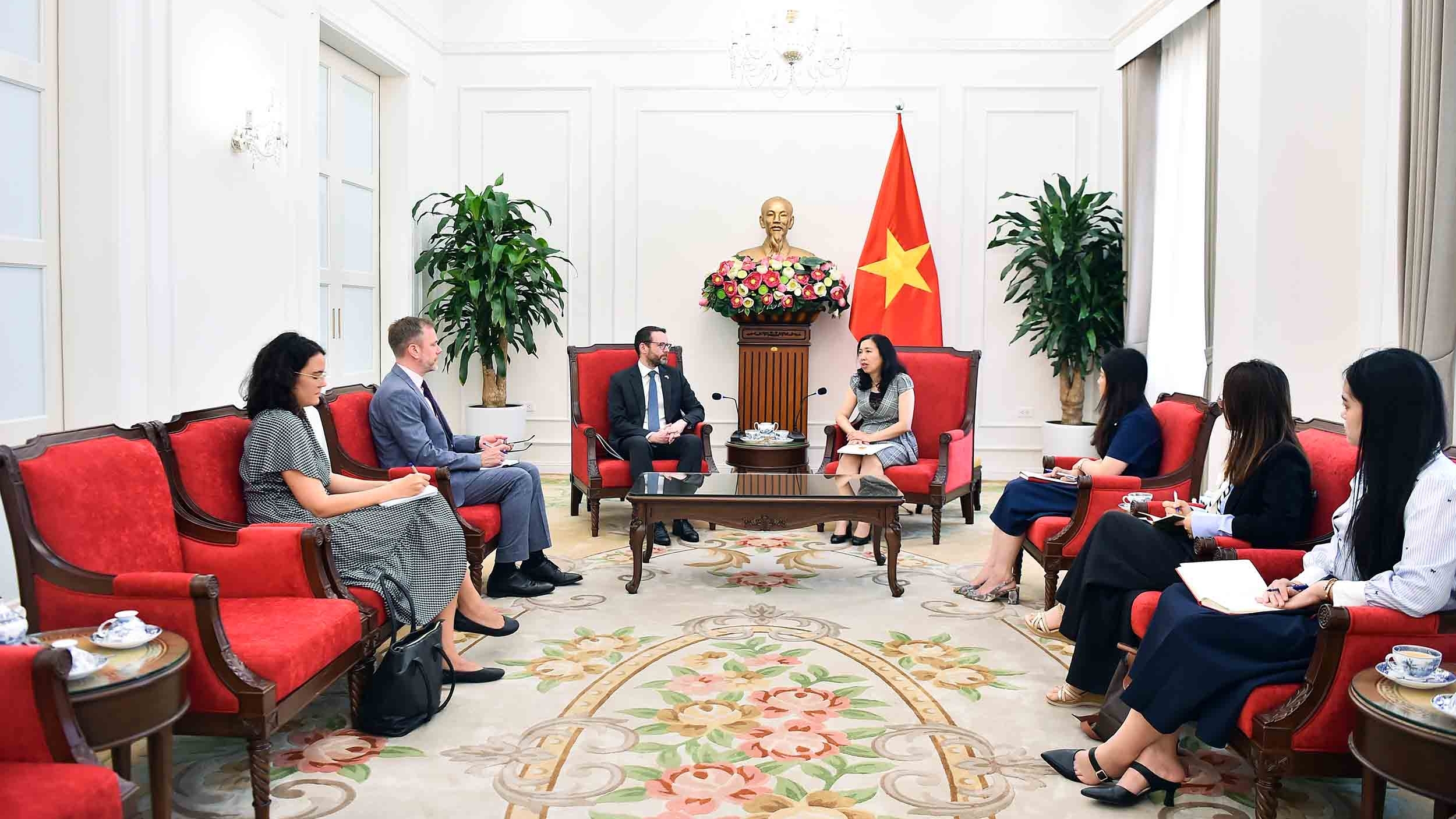 Deputy Foreign Minister Le Thi Thu Hang receives British Ambassador Iain Frew