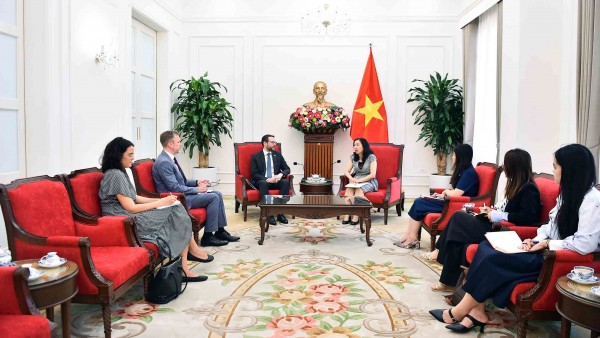 Deputy Foreign Minister Le Thi Thu Hang receives British Ambassador Iain Frew